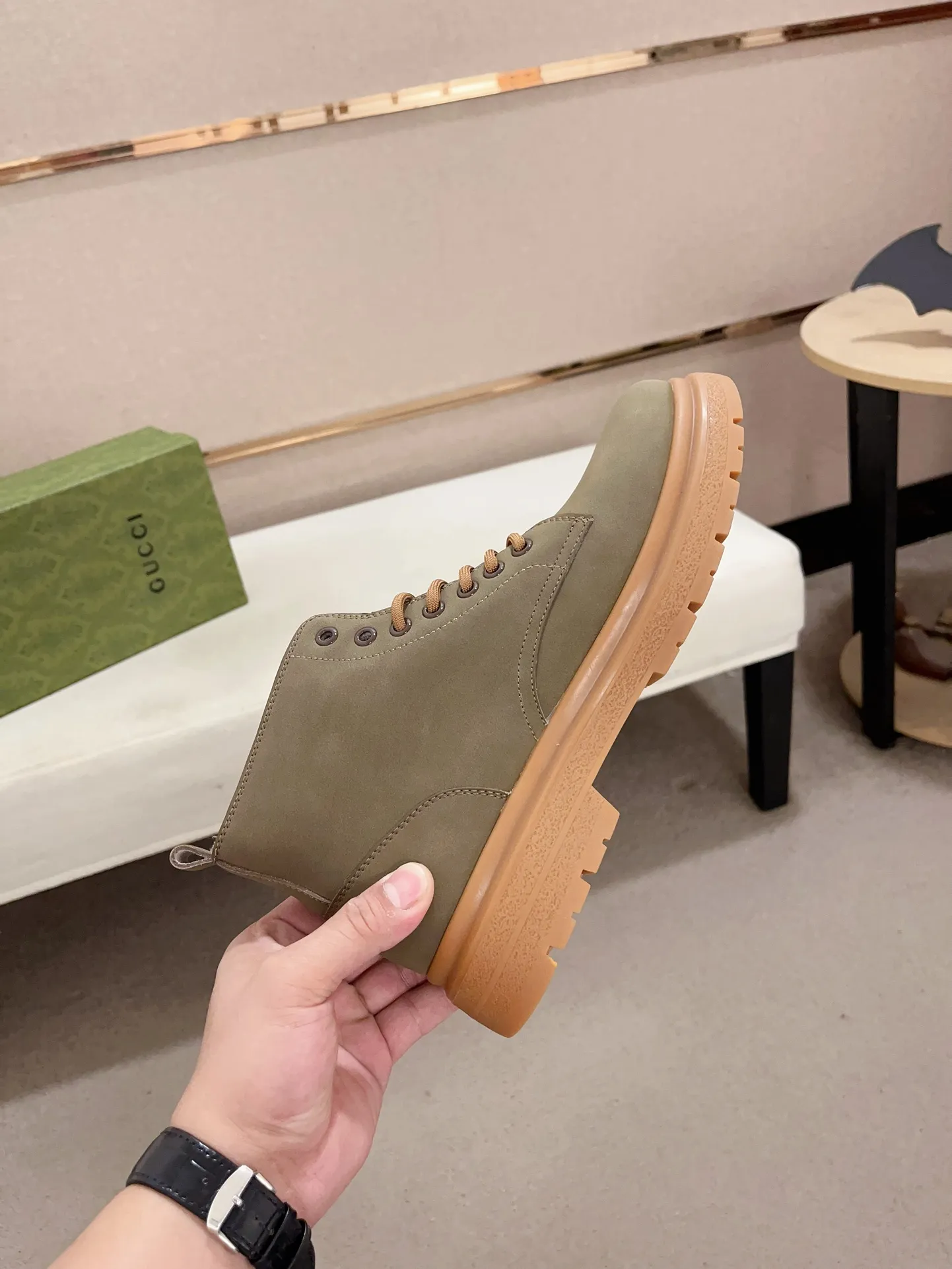 Men's shoes 💰 440💰 (can be made without standard supply platform) high-quality new high-top GUCCI (Gucci) counters are launched simultaneously, new men's shoes, 😘fabrics are selected from imported cowhide, lining: plush lining. 👍🏿 High-end ☄️ air-cushion molded anti-slip rubber outsole, exquisite lines, simple and elegant, comfortable and high-end for leisure travel. Code number: 38 to 44 (45 can be customized and cannot be returned or exchanged)